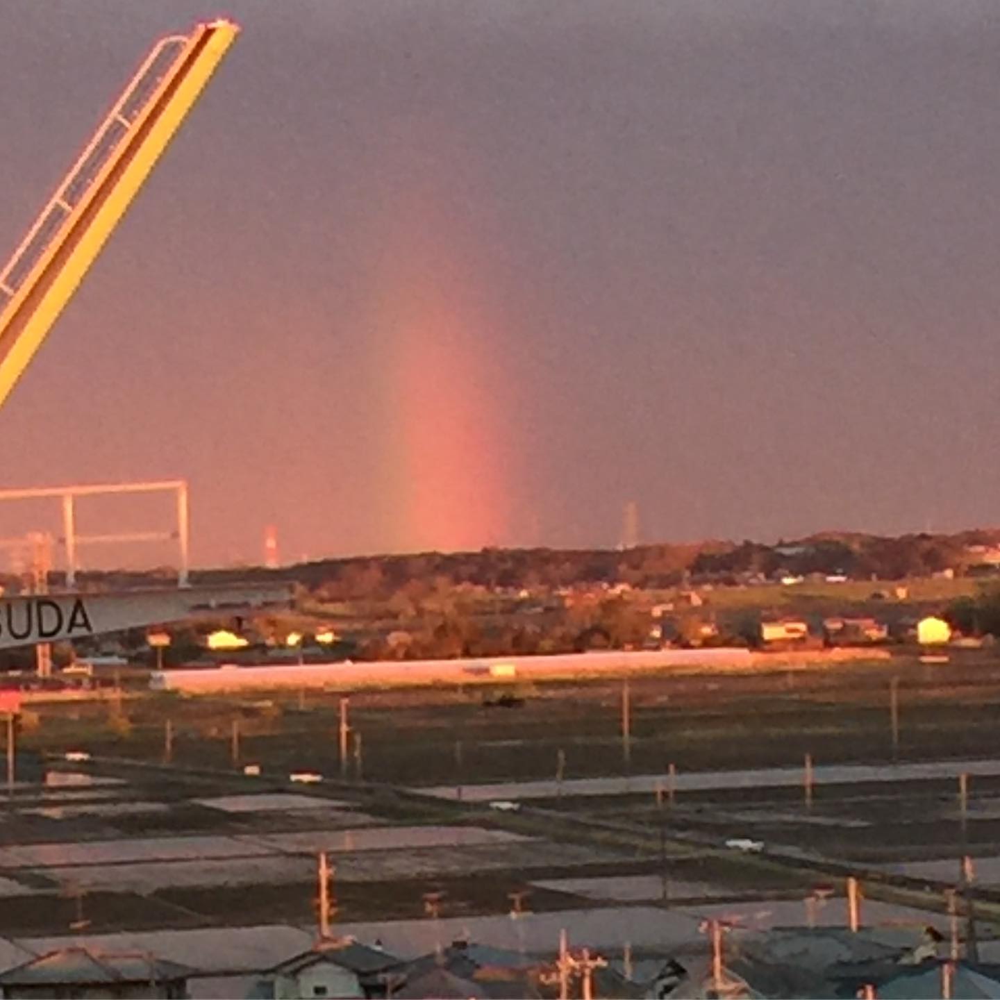 空が赤い？と思ってベランダに出たら虹の柱が立ってるーー・・#虹の柱#澄み渡る空気#赤い空 (Instagram)